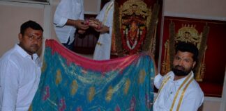 దుర్గమ్మ చెంత సిరిసిల్ల నేతన్న అద్భుత సృష్టి
