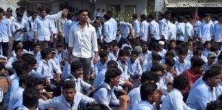 కాలేజీ టైమింగ్స్ మార్పుపై రోడ్డెక్కిన విద్యార్థులు