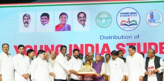 అట్టహాసంగా విద్యా కిట్ల పంపిణీ