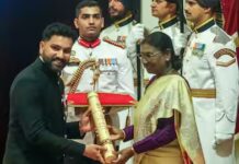 పద్మా అవార్డ్ అందుకున్న రోహిత్ శర్మ