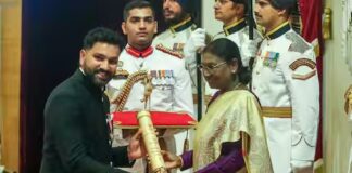 పద్మా అవార్డ్ అందుకున్న రోహిత్ శర్మ