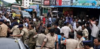 అమరావతిలో ఉద్రిక్తత… అడ్డుకున్న రాజధాని రైతులు