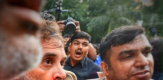 మోదీ ఇంటి ముట్టడి.. రాహుల్ అరెస్ట్, ముక్కుకు గాయం!