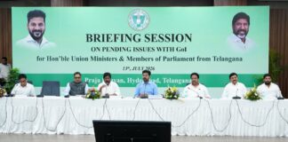 రాజకీయాలకు దూరం తెలంగాణ అభివృద్ధే లక్ష్యం