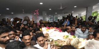ముద్రగడకు కన్నీటి వీడ్కోలు పాడె మోసిన వైఎస్ జగన్