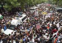 కాక్రోచ్ల ముట్టడి.. దద్దరిల్లిన ఢిల్లీ… సీజేపీ మార్చ్ అడ్డుకున్న పోలీసులు!