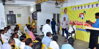 సోషల్ మీడియాలో దూకుడు పెంచండి: యనమల