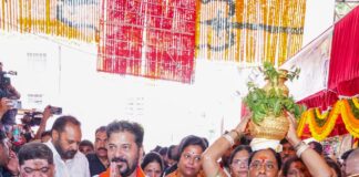బోనాల జాతరలో భక్తుల వెల్లువ అమ్మవారి దర్శనానికి లక్షల మంది