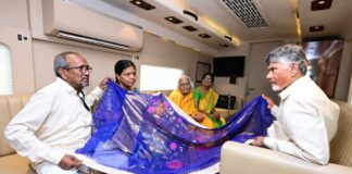 మగ్గంపై చంద్రబాబు చిత్రపటం నేతన్నల అపూర్వ కానుక