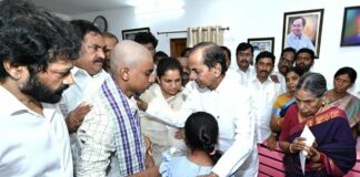 పెద్ది కుటుంబానికి కేసీఆర్ అండ ఫ్యామిలీని ఓదార్చిన బీఆర్ఎస్ అధినేత