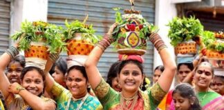 జాతరకు పోటెత్తిన భక్తజనం భాగ్యనగరంలో బోనాల సందడి