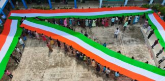 100 మీటర్ల జెండాతో దేశభక్తి వివేకానంద విద్యార్థుల జాతీయ స్ఫూర్తి