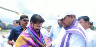 పోచారం ఏం చేస్తున్నారు? నిన్న కేసీఆర్పై పొగడ్తలు నేడు రేవంత్తో షేక్హ్యాండ్!