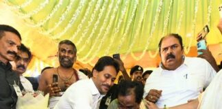 హైదరాబాద్లో పెళ్లి వేడుకకు జగన్ వధూవరులను ఆశీర్వదించిన మాజీ సీఎం