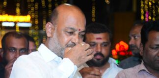 ఫీజులు లేవు.. విదేశీ విద్య ఎలా? విద్యార్థుల కష్టాలపై బండి ఫైర్