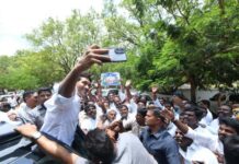 పులివెందుల ప్రజలతో మమేకం సమస్యలు వింటూ కార్యకర్తలకు భరోసా