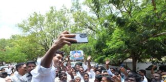 పులివెందుల ప్రజలతో మమేకం సమస్యలు వింటూ కార్యకర్తలకు భరోసా