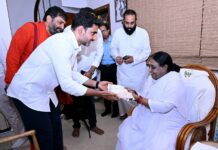 అమృతపురి ఆశ్రమంలో అమ్మ ఆశీస్సులు