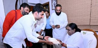 అమృతపురి ఆశ్రమంలో అమ్మ ఆశీస్సులు