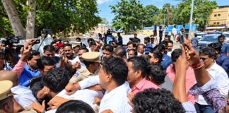 ఎర్రవల్లి కేసీఆర్ ఇళ్లు ముట్టడి కాంగ్రెస్ పిలుపుతో ఉద్రిక్తత