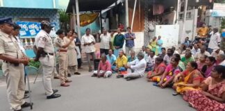 జాండ్రపేటలో నేతన్నల ఆగ్రహం సాయం దక్కక రోడ్డెక్కిన చేనేతలు