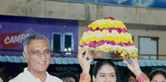 కుటుంబంతో బతుకమ్మ వేడుకల్లో హరీశ్ రావు